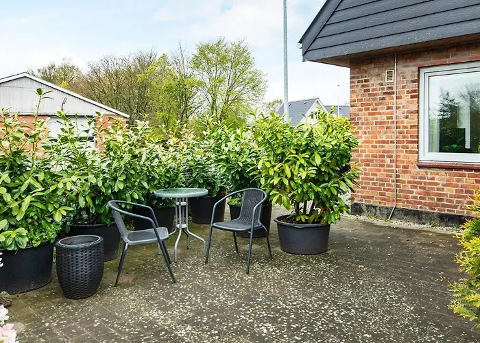 6 Person In Skaerbaek-by Traum